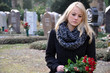 Frau trauert auf Friedhof