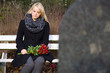Frau trauert auf Friedhof