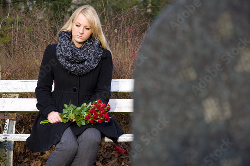 Foto: Frau trauert auf Friedhof Frau trauert auf Friedhof