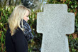Frau trauert auf Friedhof