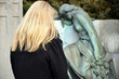 Frau trauert auf Friedhof