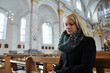 Junge Frau in Kirche