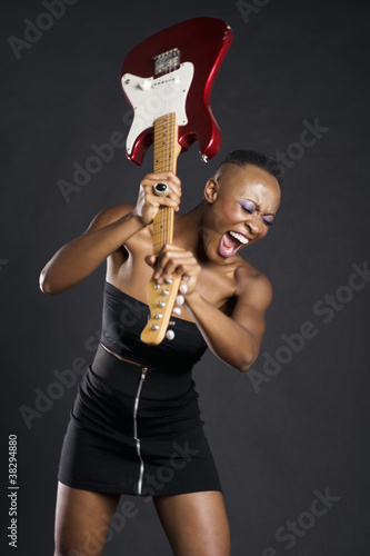 Foto: African American woman about to break guitar African American woman about to break guitar