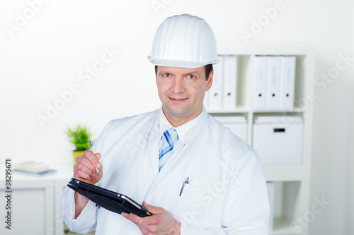 Foto: architekt mit helm und touchpad architekt mit helm und touchpad
