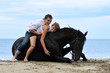 Foto: couple a cheval sur la plage couple a cheval sur la plage