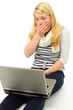 junge frau erschreckt am Laptop