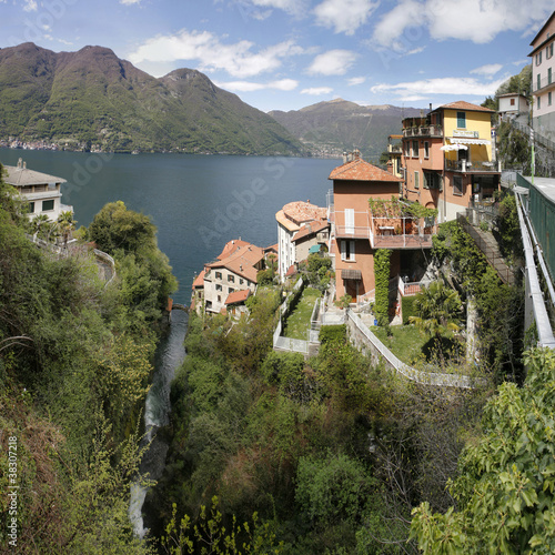 Foto: paese sul lago di Como paese sul lago di Como