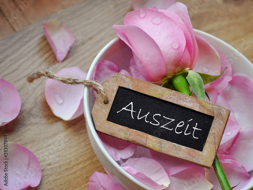 Photo: Auszeit - Rose in weißer Schale Auszeit - Rose in weißer Schale