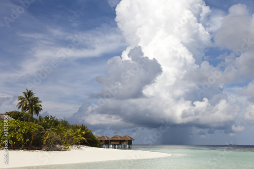 Foto: paradise island and cloudy sky paradise island and cloudy sky