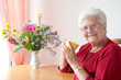 seniorin mit tasse