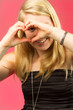 junge Frau mit Herz