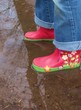 Kinderfuß im Gummistiefel
