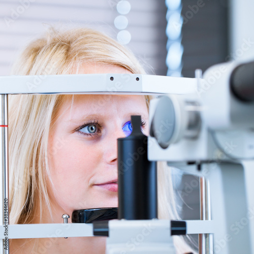 Foto: pretty, young female patient having her eyes examined pretty, young female patient having her eyes examined