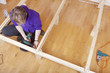 Foto: Handwerker bei der Arbeit - Handwerker baut ein Familienbett Handwerker bei der Arbeit - Handwerker baut ein Familienbett