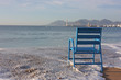 sur la plage de cannes, chaise bleu sur la plage de cannes, chaise bleu