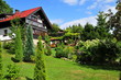 Haus mit Garten im Sommer