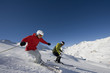 Foto: Skifahrer auf der Piste in der Abfahrt Skifahrer auf der Piste in der Abfahrt