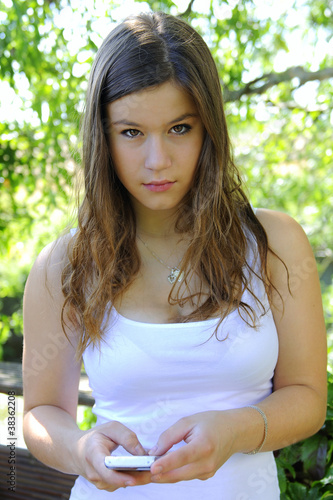 Foto: teenage girl with mobile cell phone outdoor teenage girl with mobile cell phone outdoor