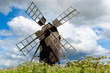 Alte Bockwindmühle auf Öland, Schweden, in blühender Schafgarbe