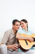 Mann mit Wein und Frau mit Gitarre