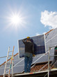 Solaranlage mit Arbeiter