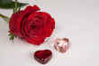 rote Rose und zwei Herzen Freisteller
