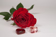 rote Rose und zwei Herzen Freisteller