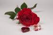 rote Rose und zwei Herzen Freisteller