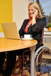 Foto: Frau im Rollstuhl im Büro Frau im Rollstuhl im Büro