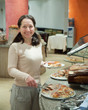 Žena si vybírá sladké pečivo