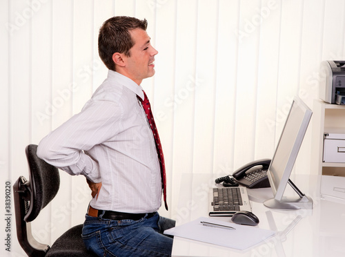 Photo: Mann im Büro mit Rückenschmerzen Mann im Büro mit Rückenschmerzen