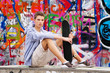 Cool blickender Jugendlicher Mann vor Graffiti