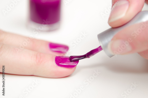 Photo: Lila Nagellack auftragen Lila Nagellack auftragen