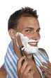 Homme se rasant