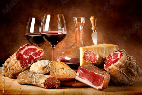 Photo: Insaccati con formaggio e vino rosso Insaccati con formaggio e vino rosso