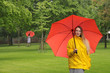 Frauen stehen im Regen