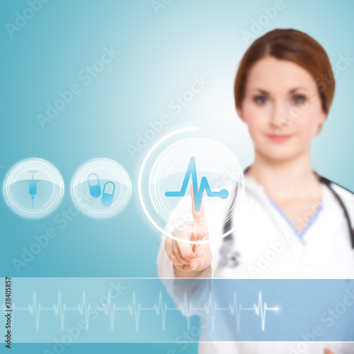 Foto: Ärztin wählt per Interface EKG-Monitor aus Ärztin wählt per Interface EKG-Monitor aus