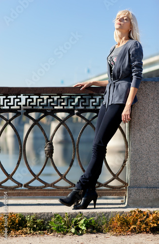 Foto: Beautiful woman with bridge on the background Beautiful woman with bridge on the background