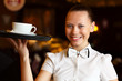 Foto: Portrait of young waitress holding a tray Portrait of young waitress holding a tray