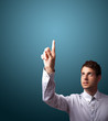 Foto: man pressing an imaginary button on bokeh man pressing an imaginary button on bokeh