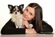femme avec chien isolé