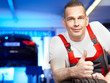 Foto : Motor mechanic in a garage shows thumb up for good service Motor mechanic in a garage shows thumb up for good service