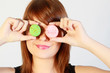 Photo : Jeune femme dégustant un macaron Jeune femme dégustant un macaron