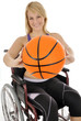 Foto: Junge Frau mit Basketball in Rollstuhl Junge Frau mit Basketball in Rollstuhl