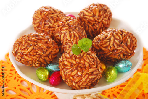 Photo: toffee and puffed rice eggs toffee and puffed rice eggs