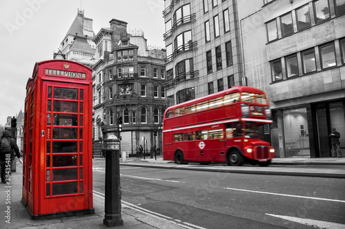Fototapeta Cabine téléphonique et bus rouges à Londres (UK)