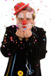 Clown pustet Konfetti