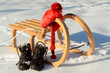 Schlitten Schuhe Mütze Schnee