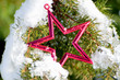 roter Stern im Schnee