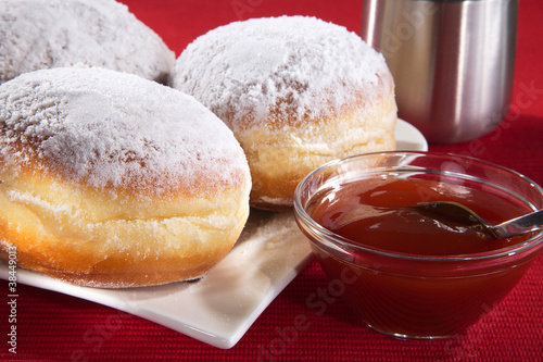 Foto: krapfen mit Puderzucker und Marmelade close up krapfen mit Puderzucker und Marmelade close up